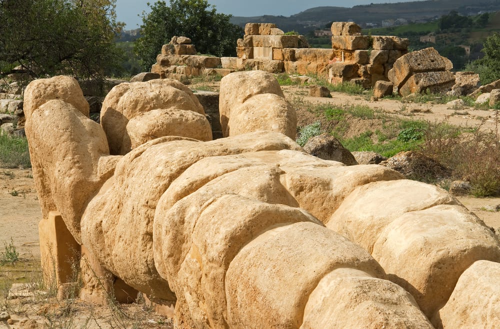 Uma das estátuas monumentais em Valle dei Templi