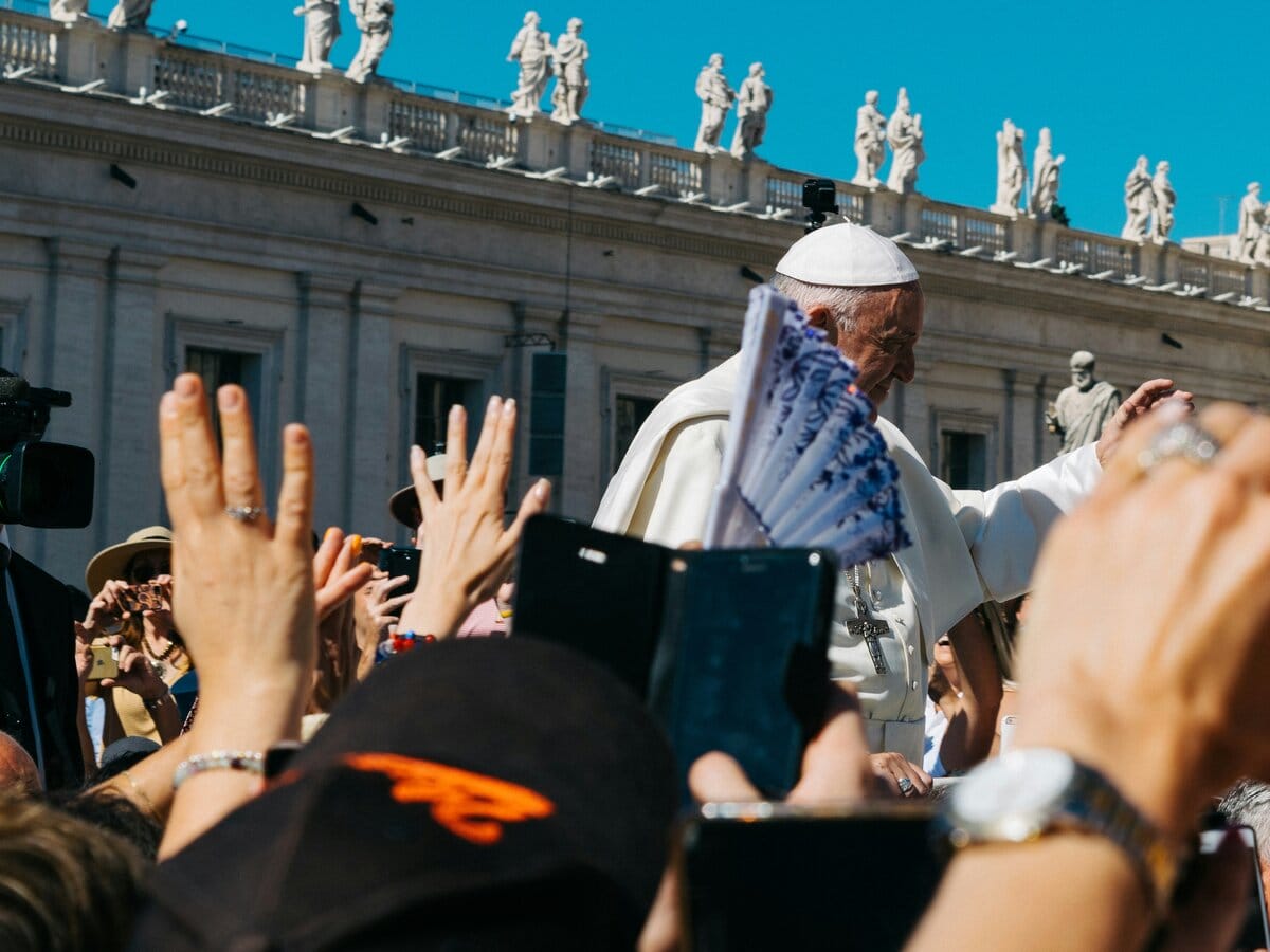 Pope meeting crowds