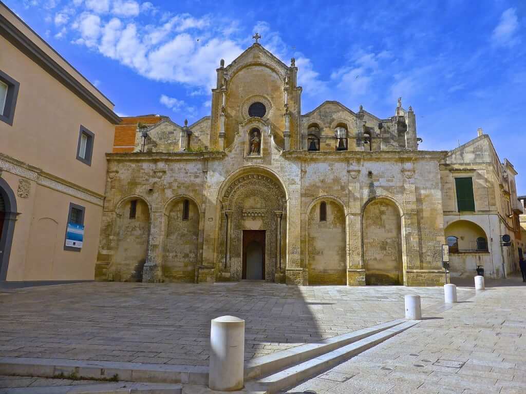 Nhà thờ Lecce là một nơi không thể bỏ qua. Piazza del Duomo là một trong những quảng trường đẹp nhất của Ý, một kiệt tác Baroque làm cho không gian trông giống như một cloister đáng yêu.