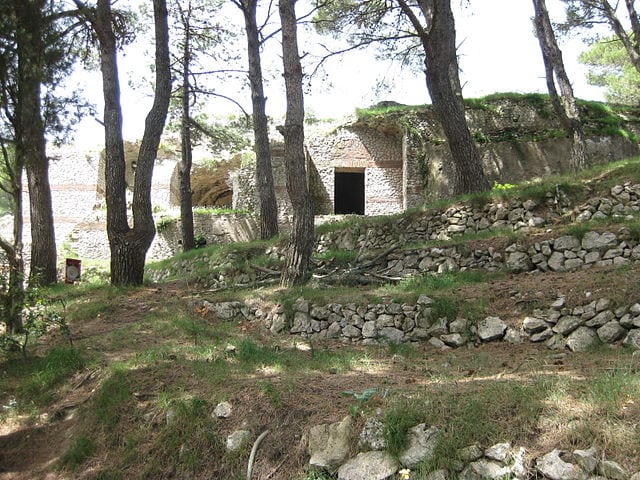 Walking trail to Villa Jovis. Photo by Mcc4985 (Wikimedia Commons)