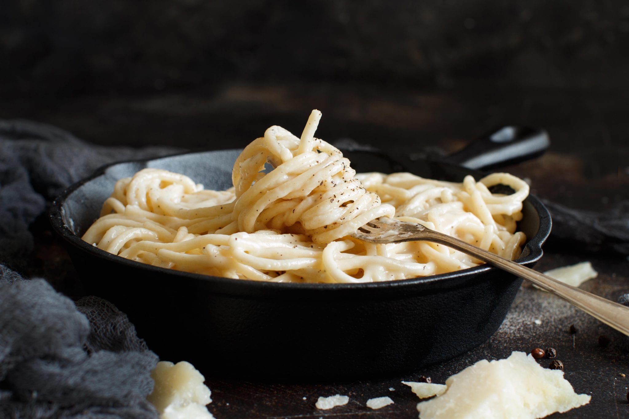 cacio-e-pepe-italian-cheese-and-pepper-pasta